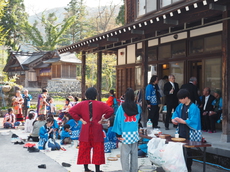 写真：休憩中、春の日差しが暖かい