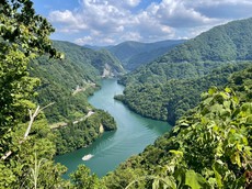 写真：新旧の旅路が見渡せる、利賀の好きな風景
