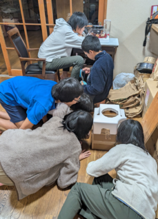 写真：ヒヨコと孵卵器と学園生たち