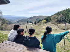 写真：背中を押してくれる子ども達