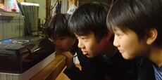 写真：固唾を呑んで見守る