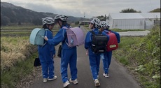 写真：登校中の小学生