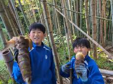 写真：「2人で採ったタケノコで熱唱！」